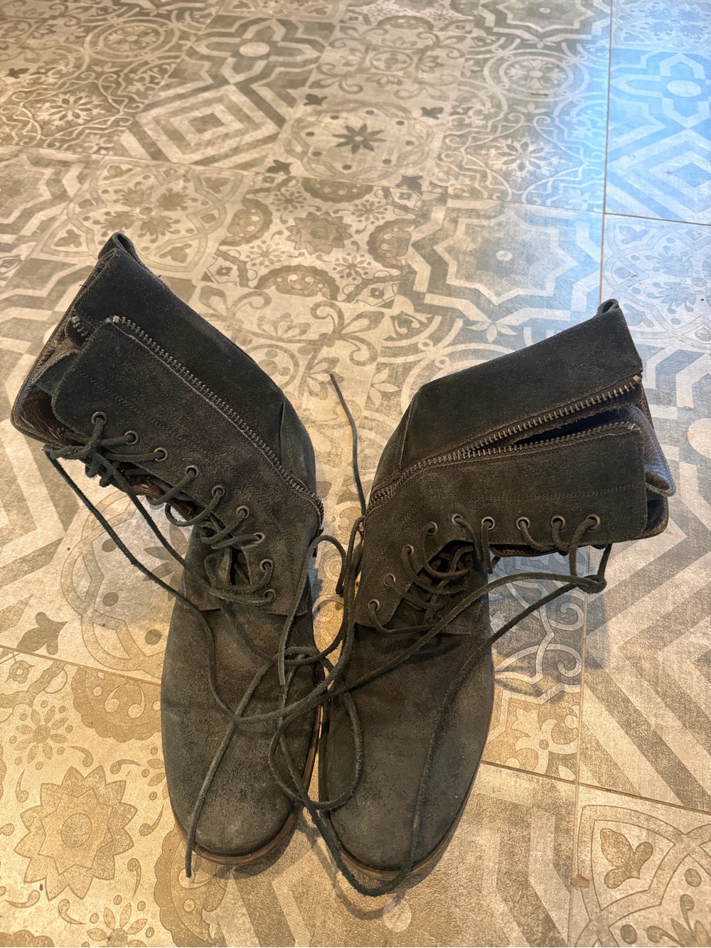 Men’s Lace-Up Suede Ankle Boots in Black
